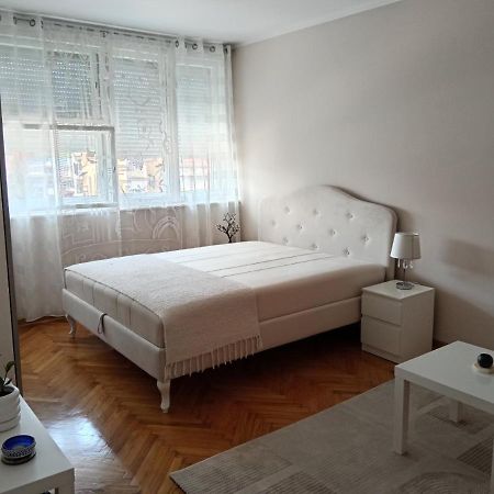 Red Square Apartment Pirot Exterior photo