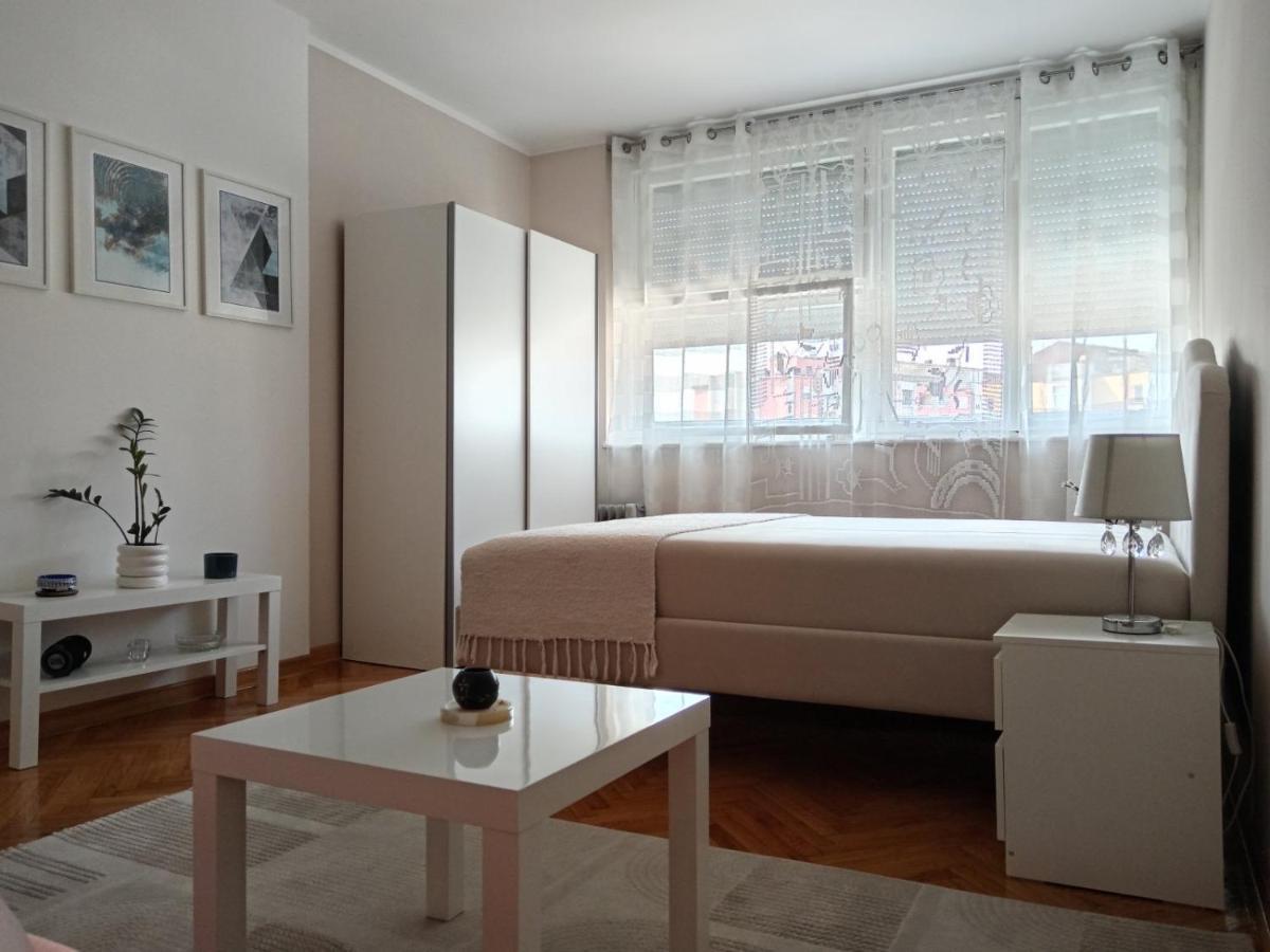 Red Square Apartment Pirot Exterior photo